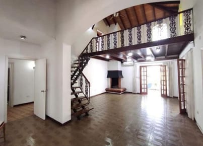 Alquilo amplia residencia en Los Laureles