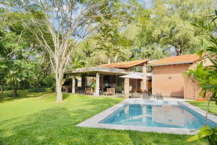 Excelente opción: Exclusiva Residencia en Venta – Surubi’i (Zona Alta)