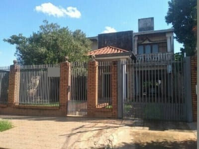 VENDO AMPLIA CASA EN ENCARNACIÓN