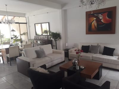 Hermosa Casa de 4 Dormitorios (3 en Suite) - Zona Norte entre 4to y 5to Anillo