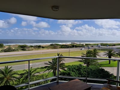 Departamento espacioso en primera línea, Playa Brava. 