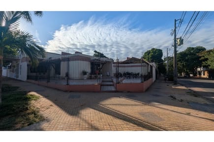 Casa en Venta en San Vicente Asunción | 2 Dormitorios + Salón Comercial