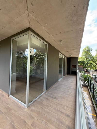VENDO DEPARTAMENTO A ESTRENAR DE 2 SUITES CON TERRAZA TIPO L EN VILLAMORRA