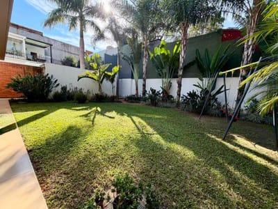 VENTA | Moderna residencia de 4 suites en Barrio Mburicao