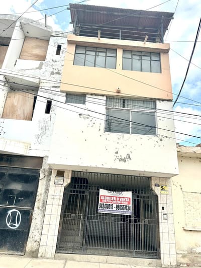 Amplia - Casa En Venta - Centro De Piura