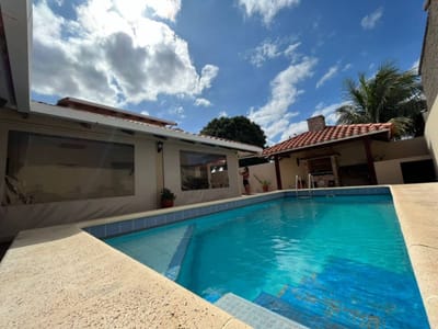 HERMOSA CASA EN VENTA,  CON PISCINA, CHURRASQUERA Y GALERÍA