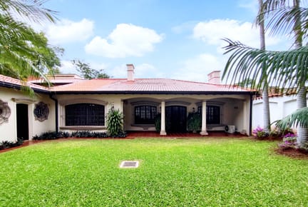 Vendo Casa en Asunción Bº Villa Morra Lote 903 M2  AR2A