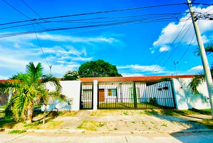 CASA EN VENTA EN URB, RIVIERA DEL REMANSO
