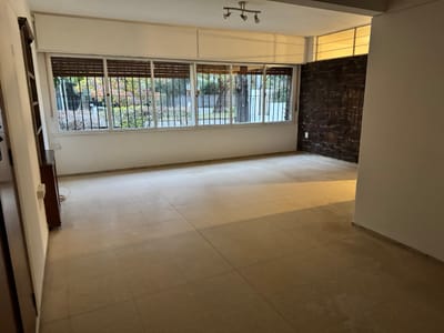 Casa En Alquiler De 3 Dormitorios Y Apto Planta Alta En Carrasco Sur