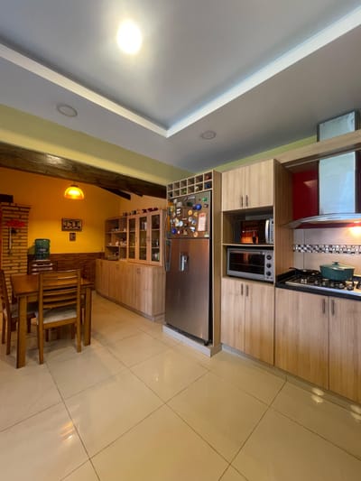VENDO AMPLIA CASA EN LAMBARÉ