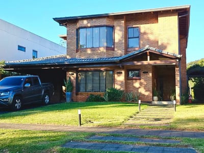 Se vende amplia residencia en Barrio Cerrado Lambaré 