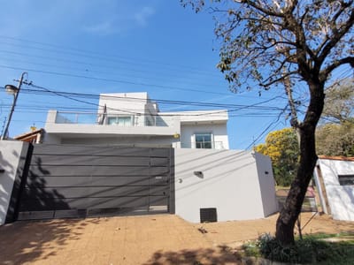 ALQUILO CASA MINIMALISTA EN LAMBARÉ - ZONA STOCK CACIQUE