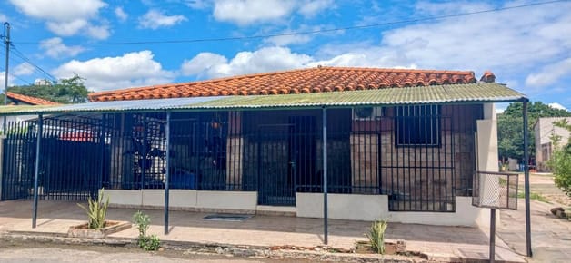 En venta casa en Loma Pyta