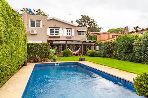 Casa con excelente ubicación en alquiler en CARRASCO. Ref #R6FA98 -  