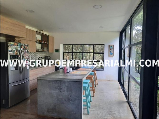Apartaestudio en Arriendo en Santa Elena, Medellín - Imagen 1