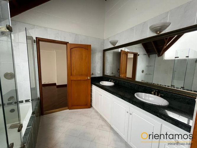 Casa en arriendo en El Poblado, Medellín - Miniatura 14