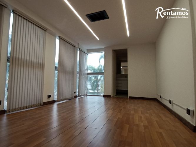 Oficina en arriendo en El Poblado, Medellín - Miniatura 3