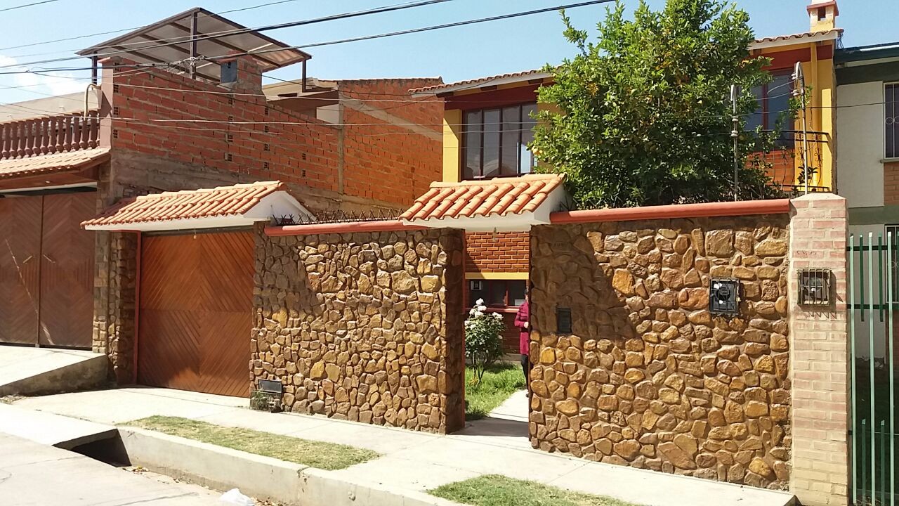 BONITA CASA EN CHACACOLLO LOS PINOS. Ref #3B363 