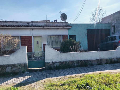 Ortiz De Zarate Y Fco Pla. Casa De 2 Dorm Y Garaje Camión. Ref #CF6E77 -  