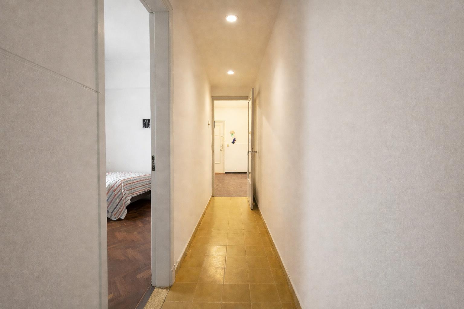 Venta apartamento de dos  dormitorios con patio. Tres Cruces. Alquilado - Widok 2