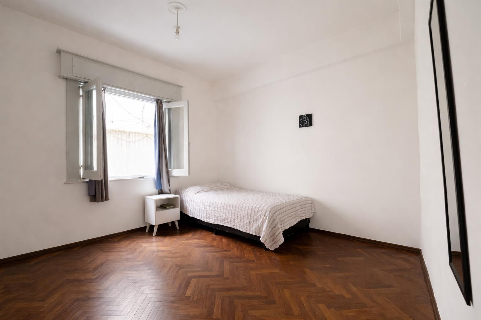 Venta apartamento de dos  dormitorios con patio. Tres Cruces. Alquilado - Widok 4