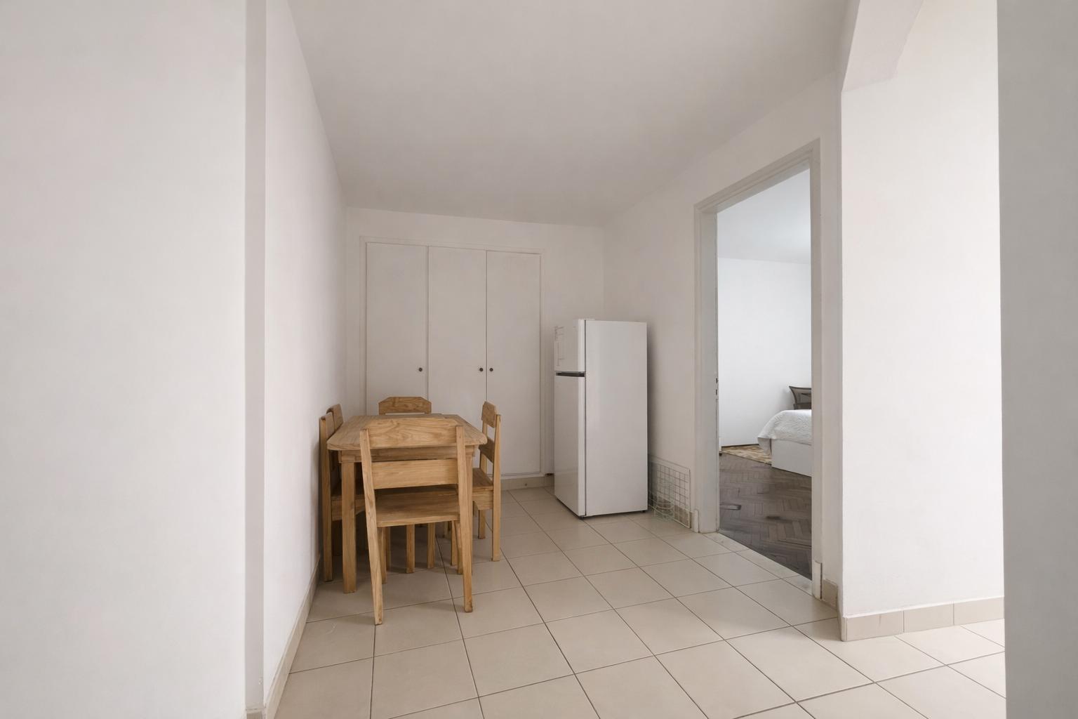 Venta apartamento de dos  dormitorios con patio. Tres Cruces. Alquilado - Widok 5