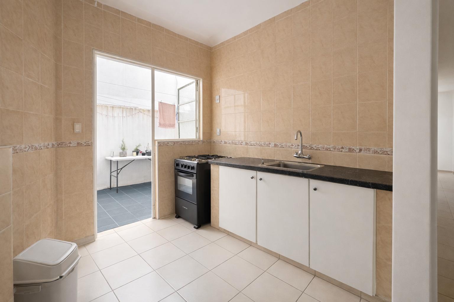 Venta apartamento de dos  dormitorios con patio. Tres Cruces. Alquilado - Więcej