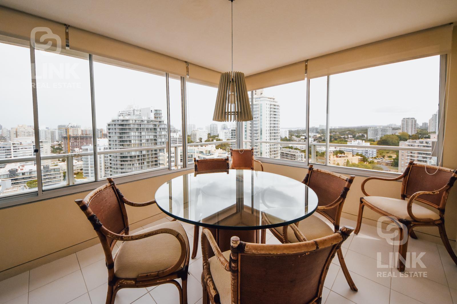 Departamento clásico en Punta del Este playa Brava - Więcej