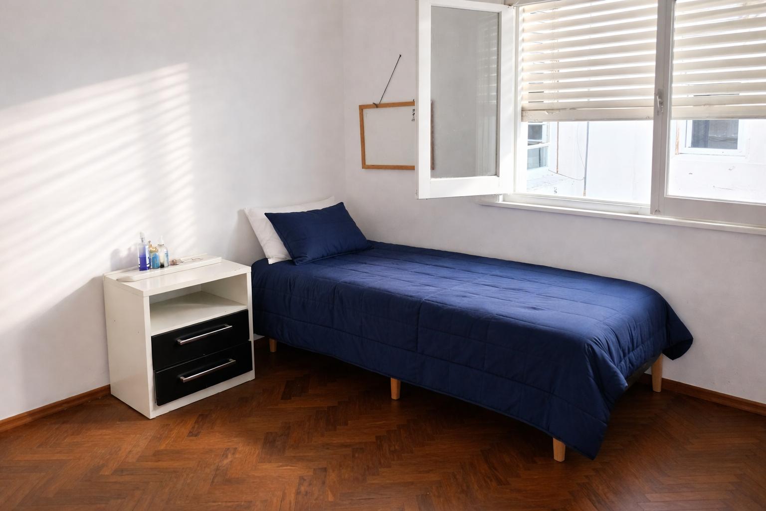 Venta apartamento 3 dormitorios con terraza al frente. Tres Cruces (Alquilado) - Więcej