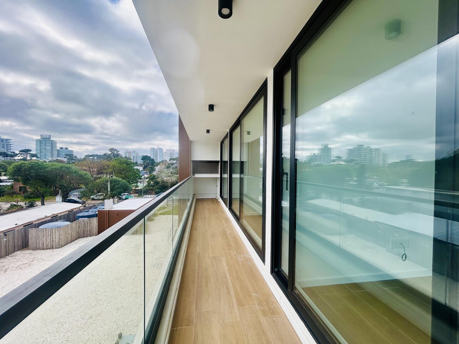 Venta apartamento de 2 dormitorios con gran terraza en Punta del Este - Vista 2