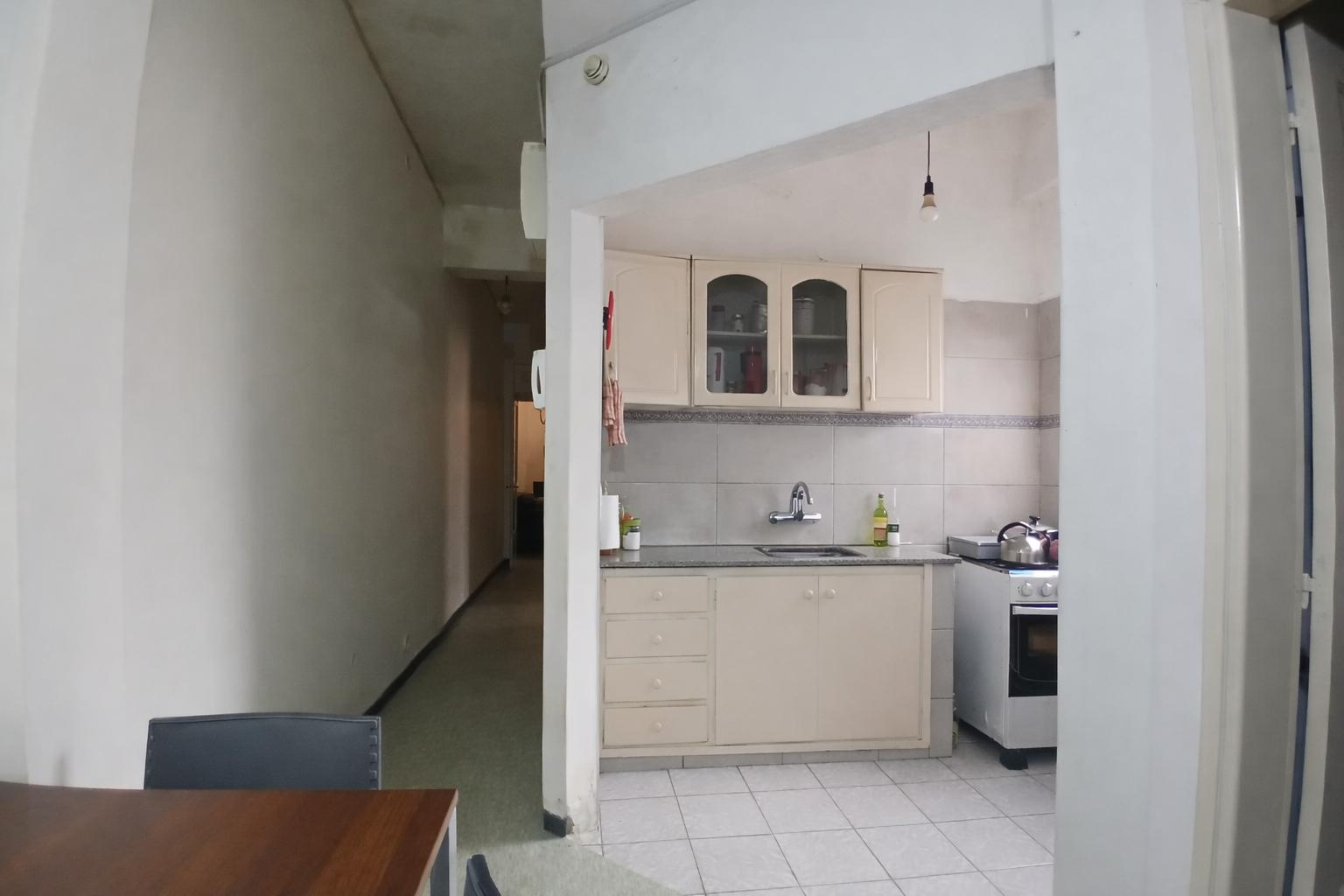 Venta apartamento de dos  dormitorios con patio. Tres Cruces. Alquilado - Renta anual 6.54% - Mehr
