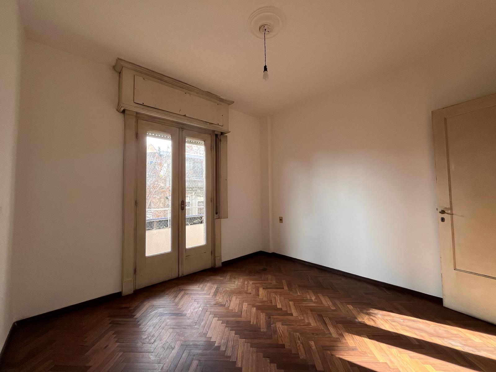 Venta apartamento 3 dormitorios con balcón al frente. Tres Cruces - Mehr