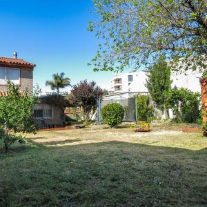 Casa En Barra De Carrasco, A Metros De La Rambla, Gran Jardín