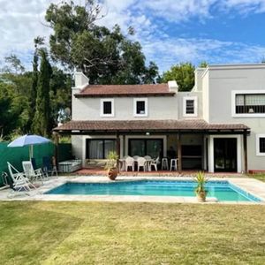 Casa - Punta Del Este. 4 Dormitorios Y Piscina