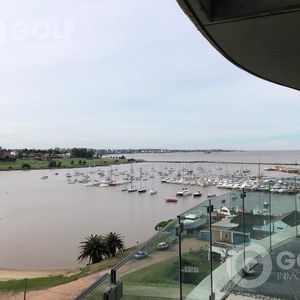Venta Apartamento De 2 Dormitorios Con 2 Garajes En Forum Con Vista Al Puerto Del Buceo, Montevideo Se Vende Con Renta