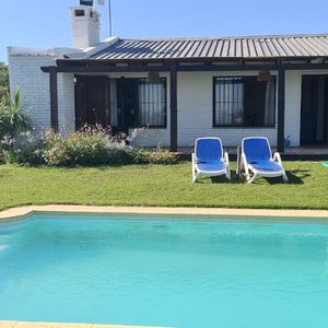Casa Frente Al Mar, Totalmente Cercada, Con Gran Piscina Y Hermoso Jardin