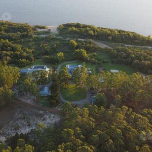 Venta Solar Sobre Rio De La Plata, Exclusivo, Bosque De Pinos, Playa.