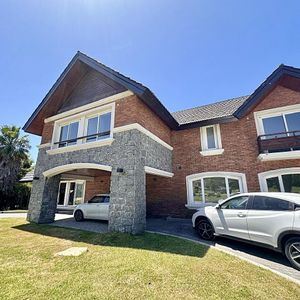 Venta Casa Barrio Cerrado 6 Dormitorios 2 Piscinas Cancha De Fútbol Mansion Oportunidad