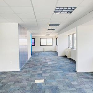 Oficina De Categoría - En Edificio Corporativo - 300 M2 Más Cochera - Ciudad Vieja