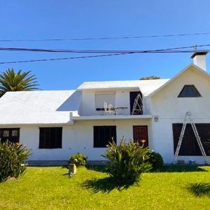 Venta Casa Cuatro Dormitorios Y Dos Baños Con Apto Usd 250.000 La Floresta
