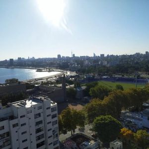 Apartamento En Punta Carretas. 3 Dormitorios Y Vista Despejada