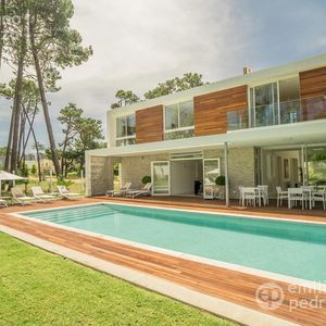 Venta  Casa 4 Dormitorios Más Dependencia Punta Del Este Barrio Privado