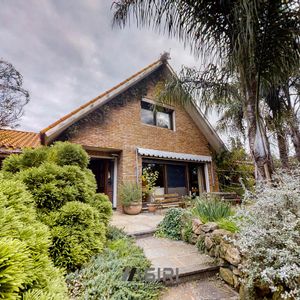 Espectacular Casa Con Piscina Y Gran Terreno En Venta En Carrasco Sur