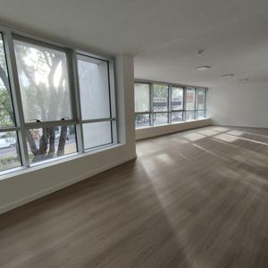 Oficina En Venta Con Renta Al Frente - Excelente Ubicación - Edificio Dhk - Tres Cruces