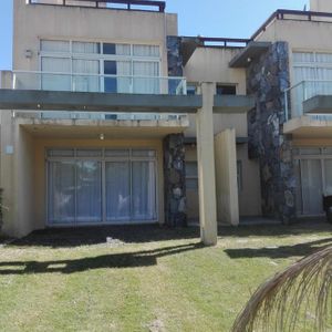 Casa, 3 Dormitorios Con Parrillero A Pasos De Bikini