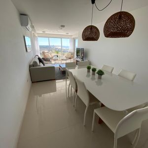 Apartamento 2 Dormitorios, 2 Baños, Mas Dependencia, Con Servicios