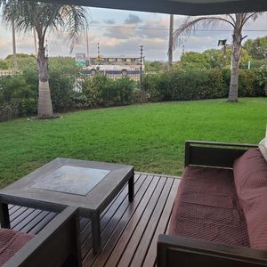 Departamento En  Barra De Carrasco, 3dormitorios Con Jardin Y Garage