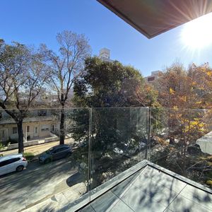 Venta De Apartamento Al Frente Con Renta. 1 Dormitorio Más Escritorio! Pocitos Nuevo.