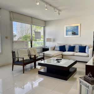 Apartamento A La Venta De 3 Dormitorios En Punta Del Este 