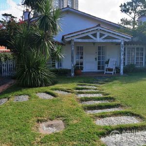 Casa De 5 Dormitorios En Playa Mansa Punta Del Este
